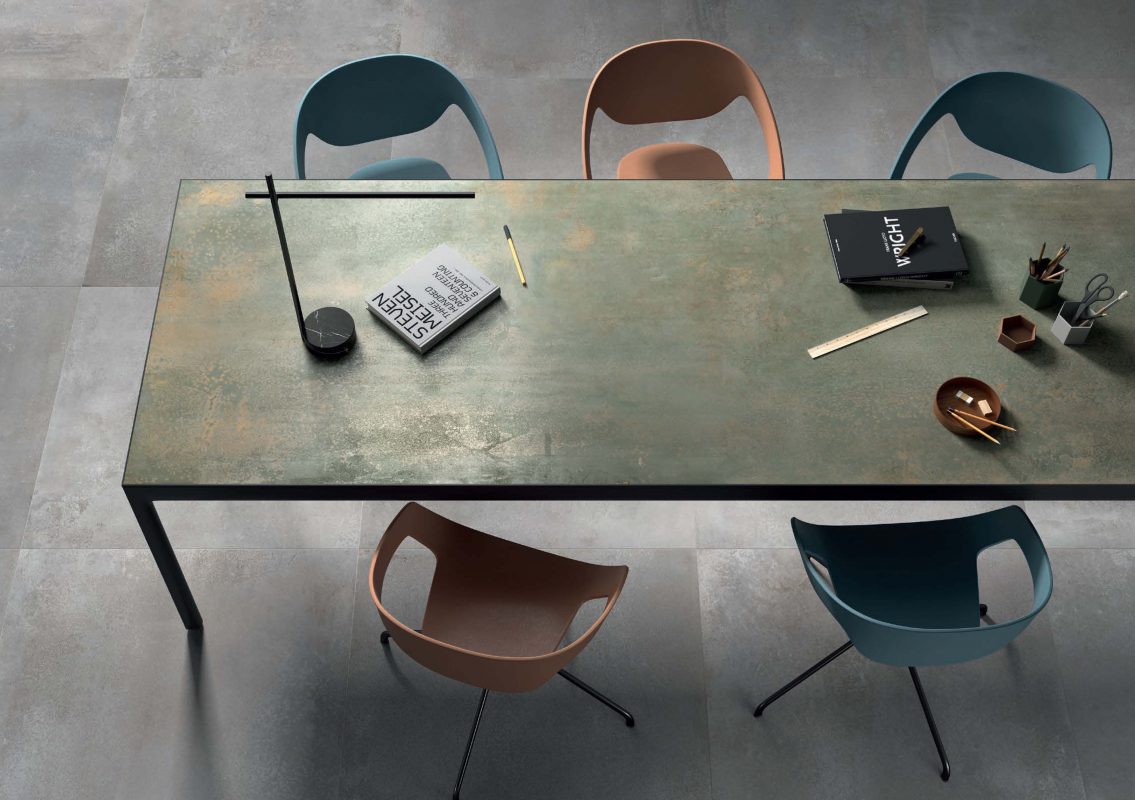 Perché scegliere il pannello Gres Porcellanato 3,5 mm rinforzato con fibra di vetro? Resistenza e durabilità: Ideale per pavimenti e rivestimenti grazie alla combinazione di gres porcellanato (resistente a usura, abrasioni e umidità) e rinforzo in fibra di vetro (migliora la flessibilità e la resistenza agli urti)